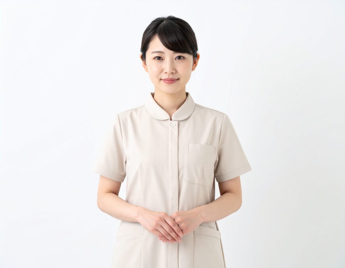 【無料・商用OK】日本人女性看護師の人物素材（ベージュウェア・正面・優しさ）