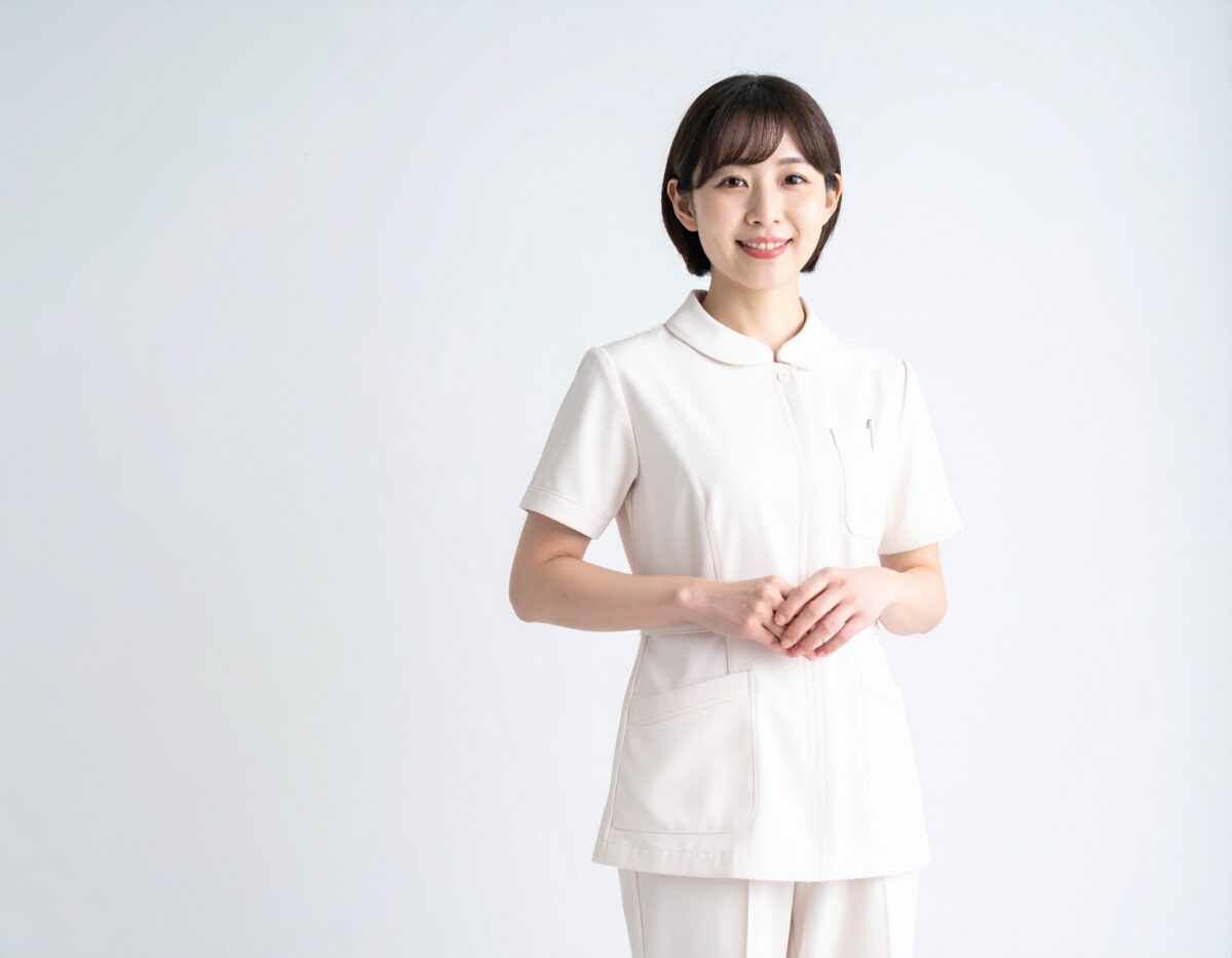 【無料・商用OK】日本人女性看護師の人物素材（右配置・ショートヘア・親しみやすさ）