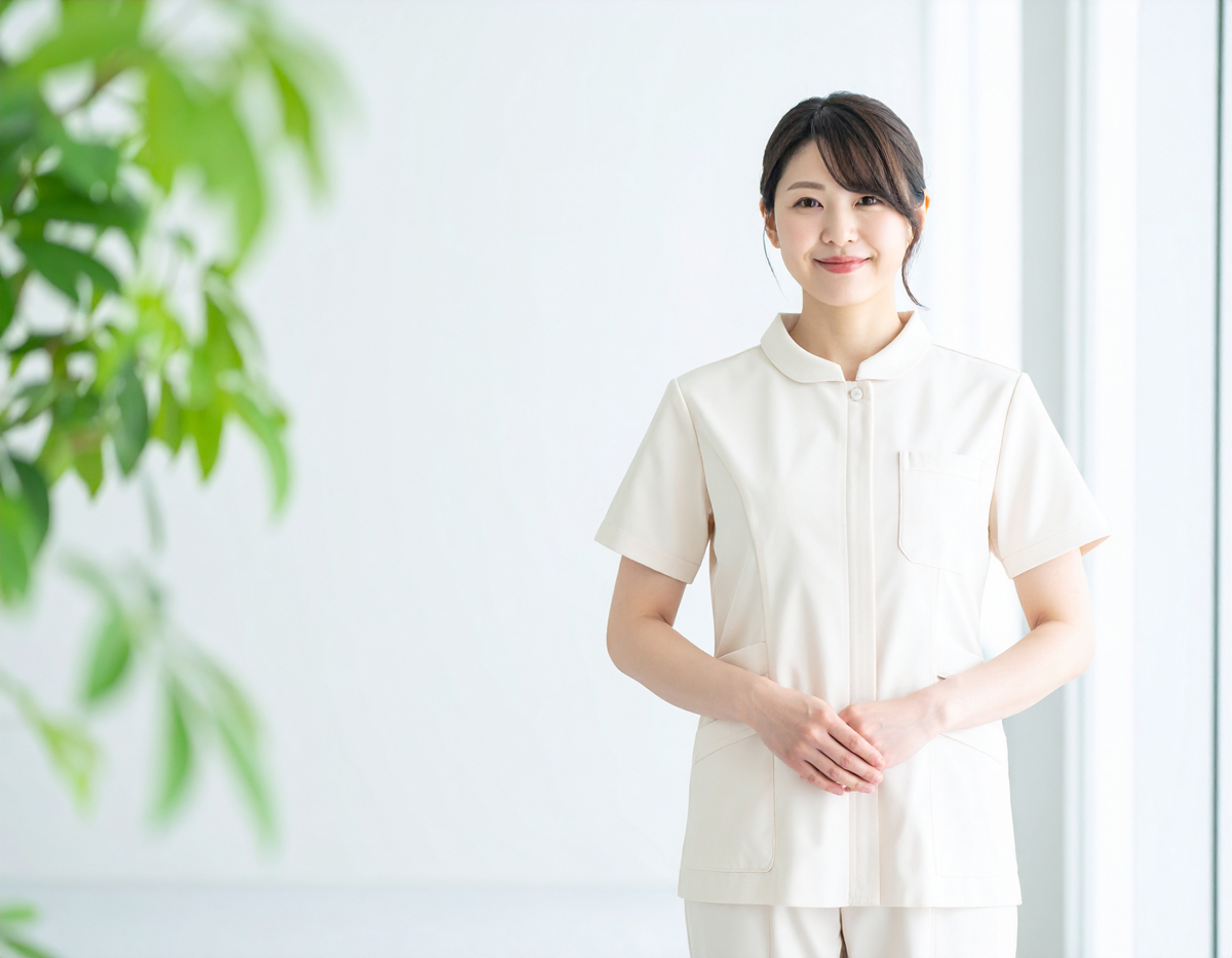 【無料・商用OK】日本人女性看護師の人物素材（院内背景・観葉植物・安心感）