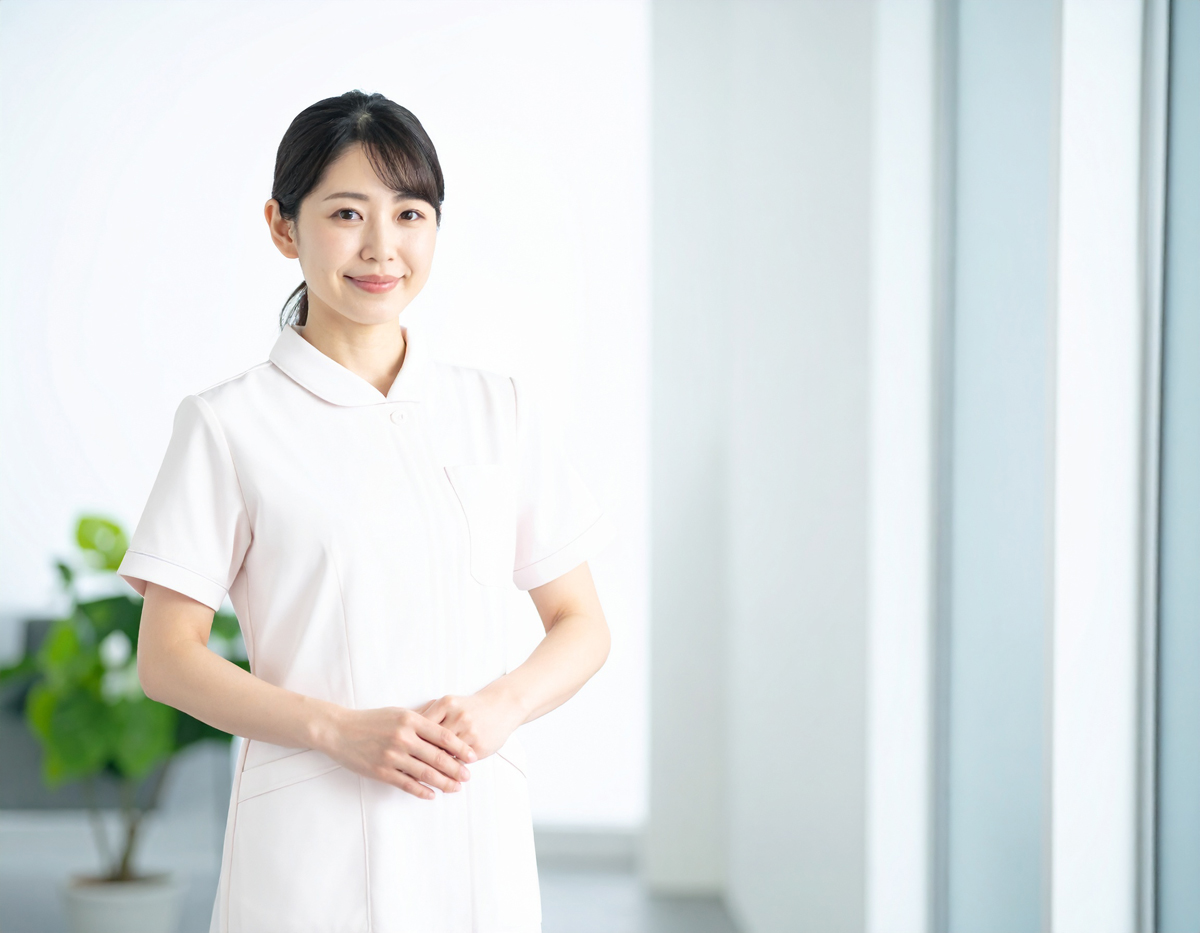 【無料・商用OK】日本人女性看護師の人物素材（窓際背景・自然光・清々しさ）