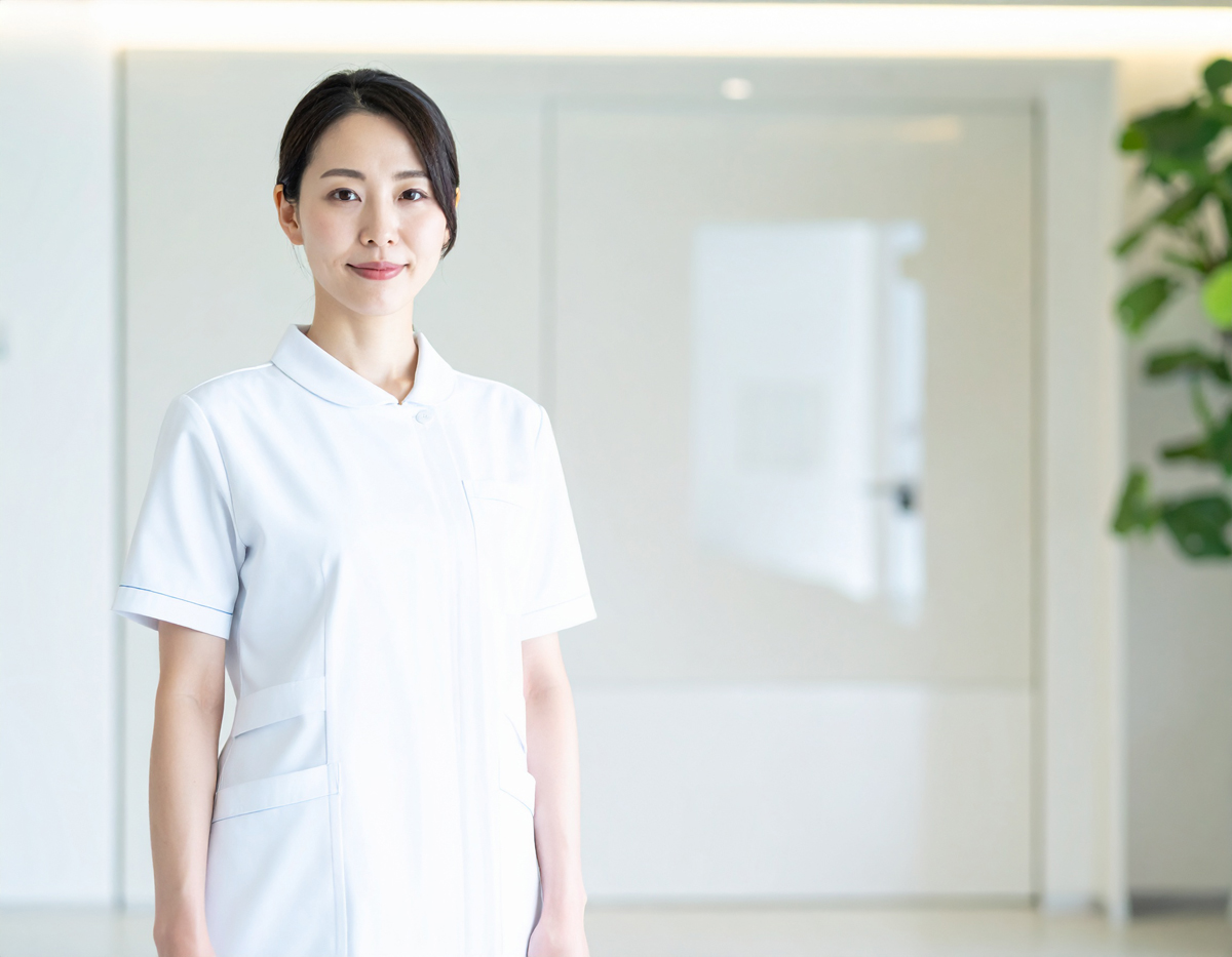 【無料・商用OK】日本人女性看護師の人物素材（白衣・モダンな院内・プロフェッショナル）