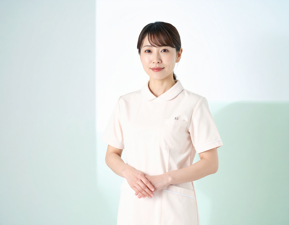 【無料・商用OK】日本人女性看護師の人物素材（爽やか背景・パステルカラー・清潔感）