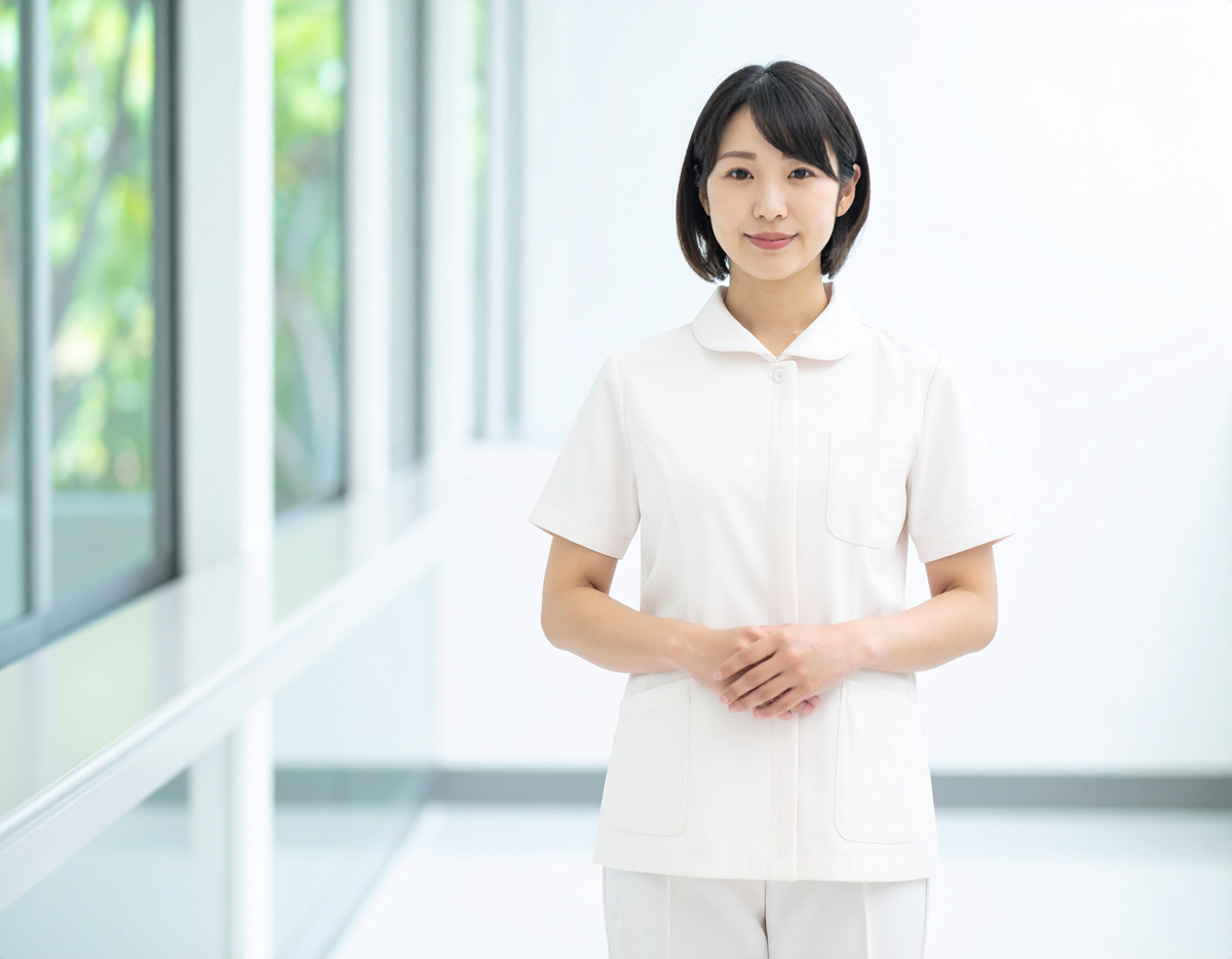 【無料・商用OK】日本人女性看護師の人物素材（開放的な廊下・自然光・信頼感）