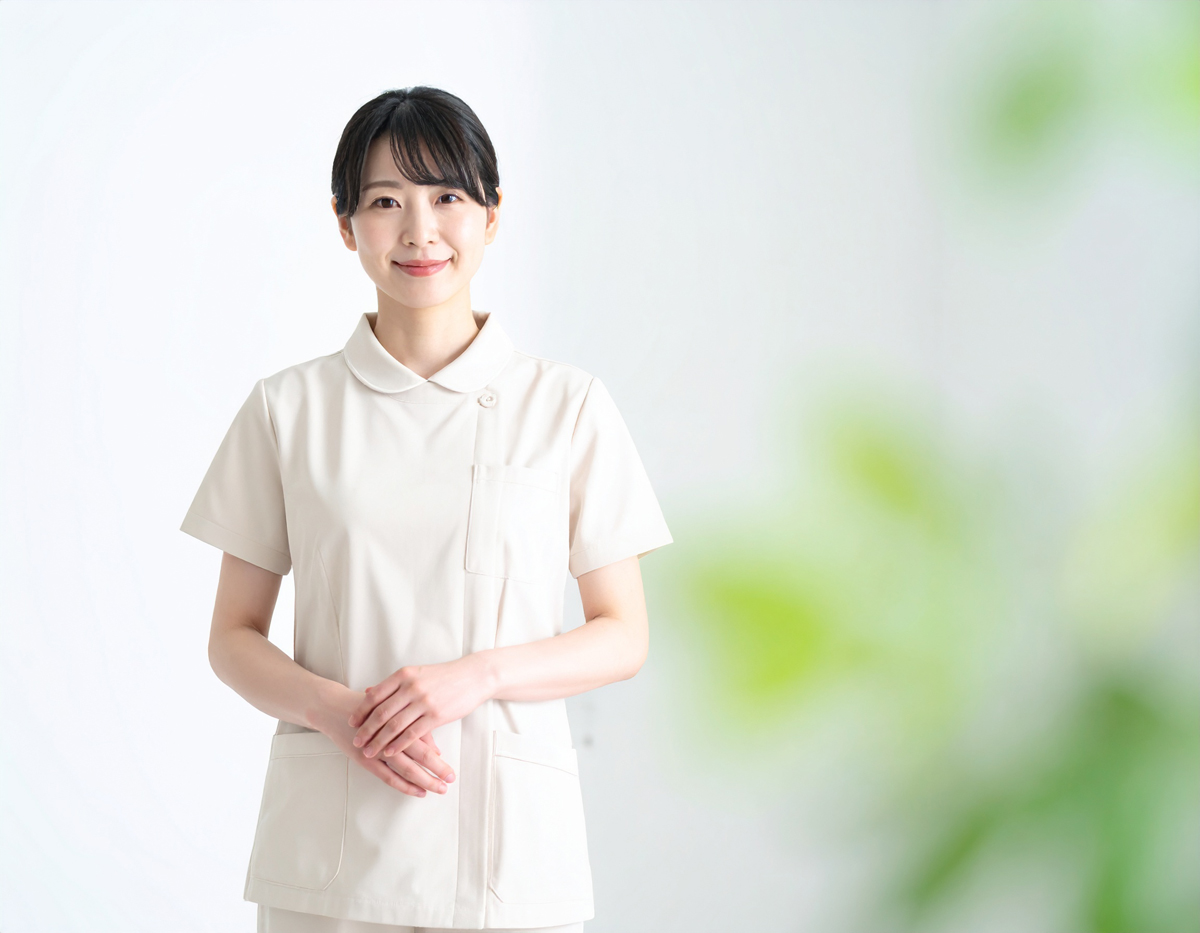 【無料・商用OK】日本人女性看護師の人物素材（ベージュウェア・前ボケ・優美）